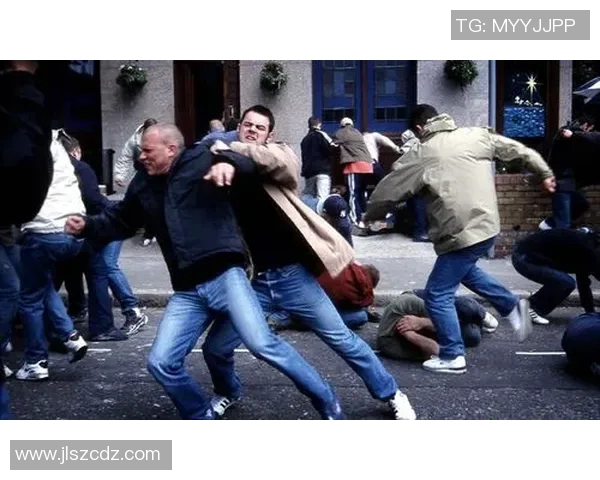 黑帮足球星的传奇人生与沉浮故事背后隐藏的血色荣光